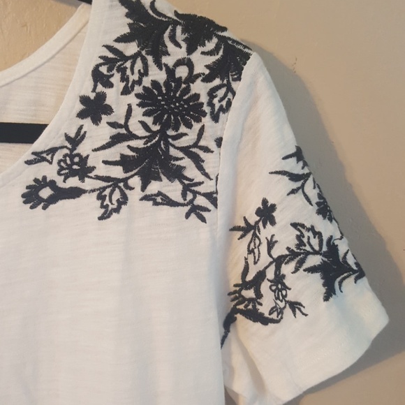 Embroidered t-shirt - Picture 2 of 4